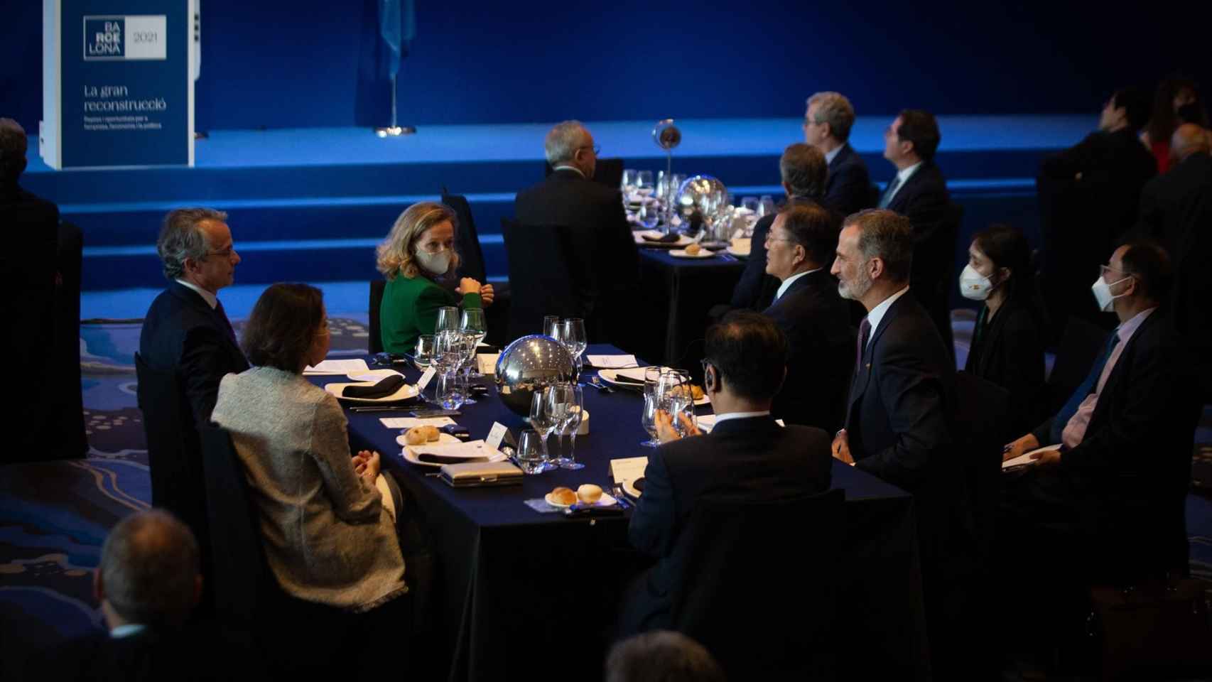 Felipe VI junto a Javier Faus, Nadia Calviño y Moon Jae In en la cena del Cercle d'Economia / EUROPA PRESS