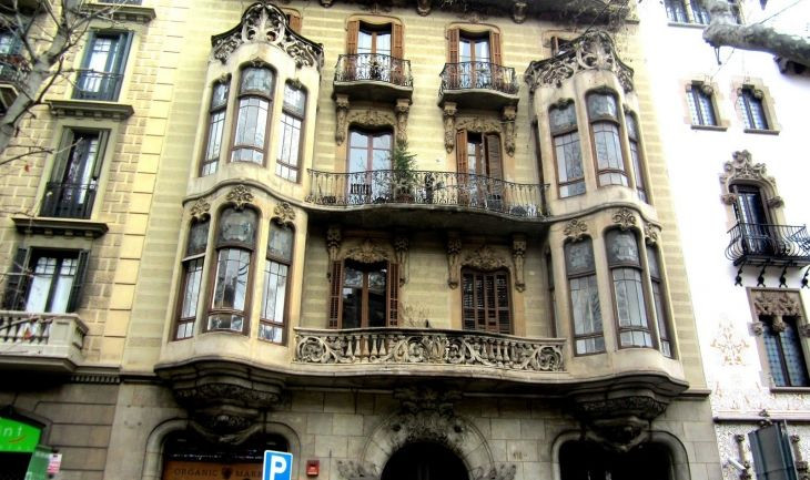 Fachada de la Casa Dolors Alesan de Gibert de Barcelona