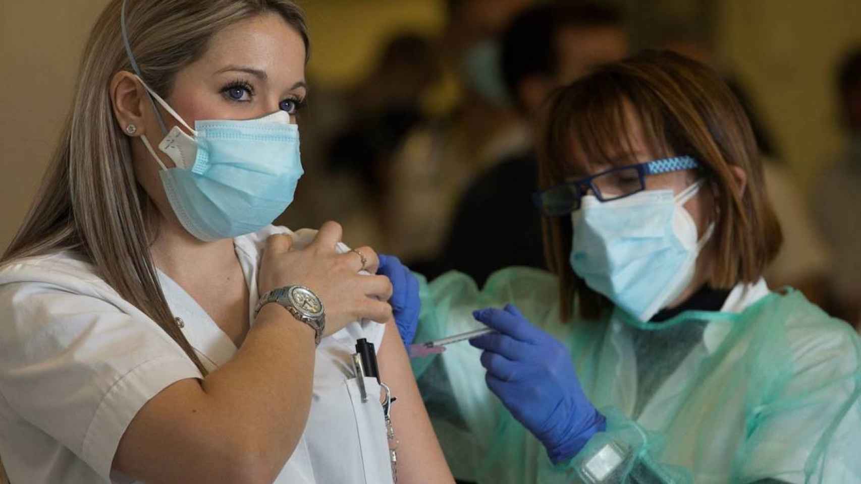 Personal sanitario del Hospital de Sant Pau de Barcelona recibe la vacuna contra el coronavirus / EFE