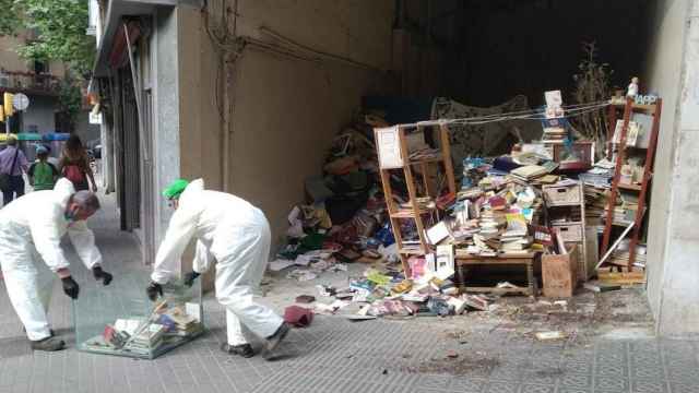 Operarios sacan residuos del pasaje de Conradí / METRÓPOLI - JORDI SUBIRANA