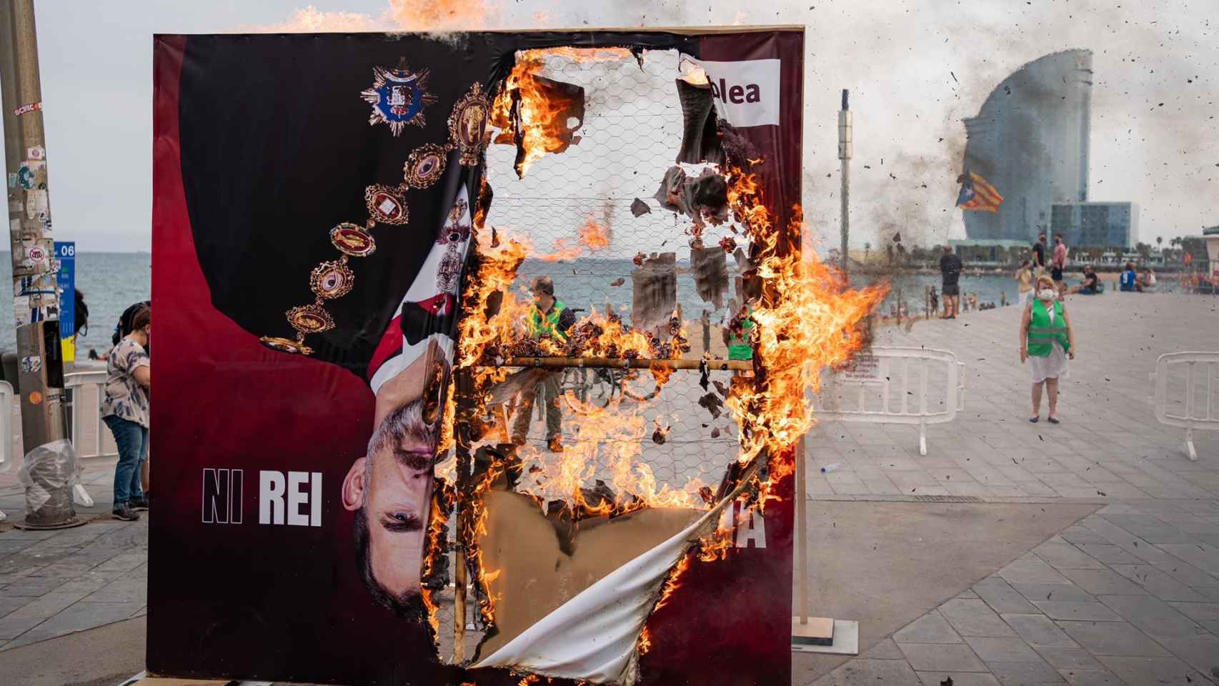Manifestantes de la ANC queman una foto gigante de Felipe VI en La Barceloneta / EUROPA PRESS