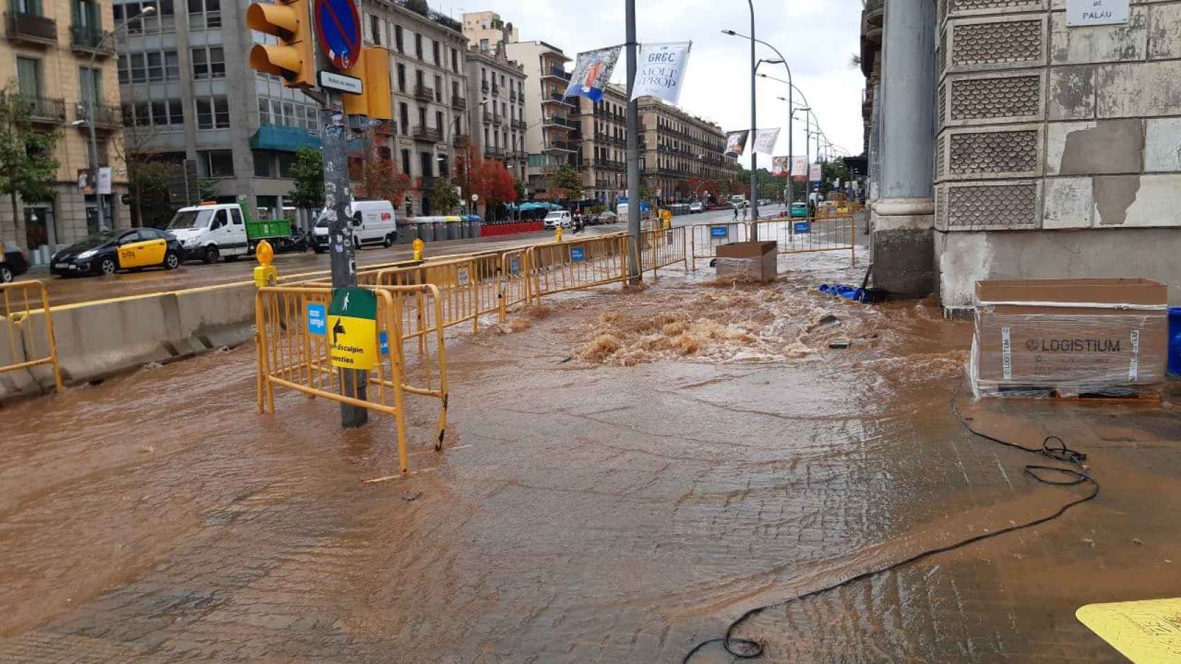 Un escape de agua inunda la zona de Pla de Palau de Barcelona / BOMBERS