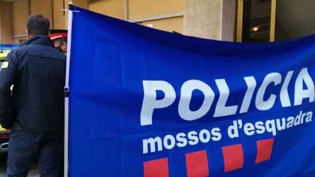 Imagen del despliegue policial el 31 de mayo frente al bloque de pisos en el que sucedieron los hechos / MOSSOS D'ESQUADRA