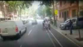Un coche se estampa contra un ciclista al salir de un parking del Eixample / BCN LEGENDS