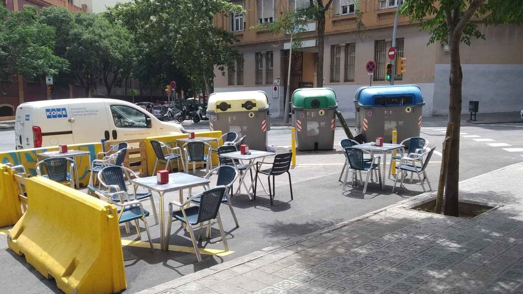 Bloques de hormigón en una terraza de un bar de Barcelona / METRÓPOLI