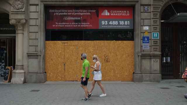 Dos turistas pasean por delante del antiguo local de Nike en el paseo de Gràcia / PABLO MIRANZO