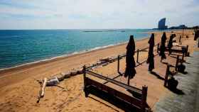 Vista de un chiringuito de la playa de la Barceloneta cerrado / EFE