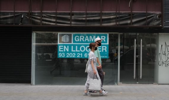 Turistas pasean por delante del local en el que se ubicaba la tienda de Bimba y Lola del paseo de Gràcia / PABLO MIRANZO