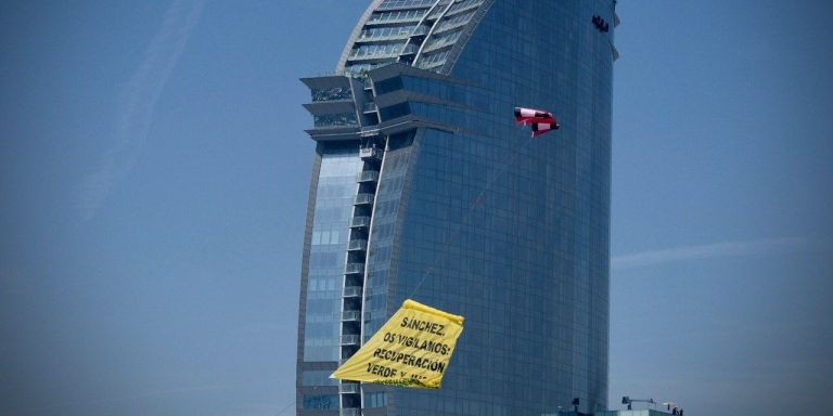 Acción protesta de Greenpeace este viernes frente al Hotel W Barcelona / GREENPEACE
