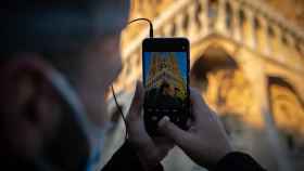 Una persona hace una fotografía a la Sagrada Família de Barcelona / EUROPA PRESS