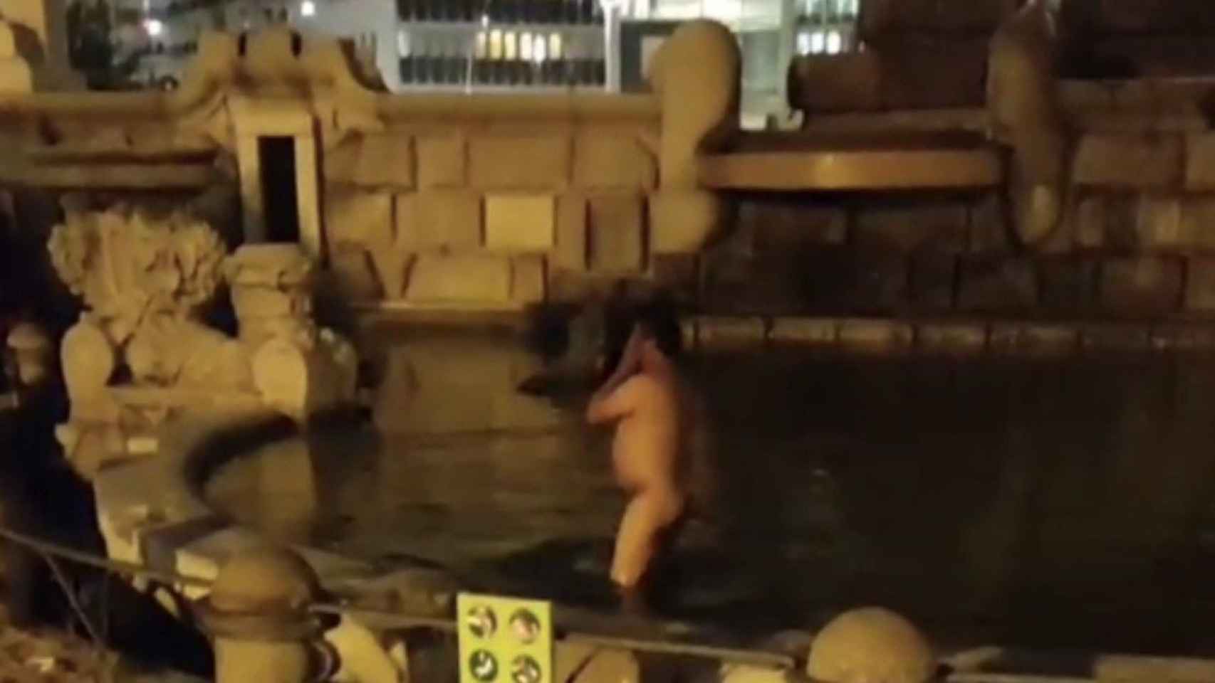 Un hombre se baña en la fuente de plaza Espanya / BCN LEGENDS