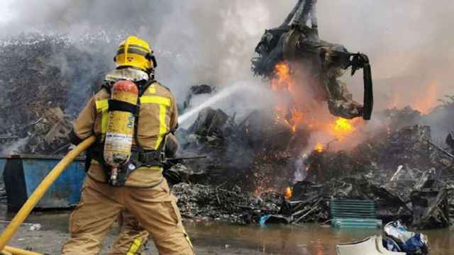 Los Bomberos dan por estabilizado el espectacular incendio en una nave industrial / BOMBERS