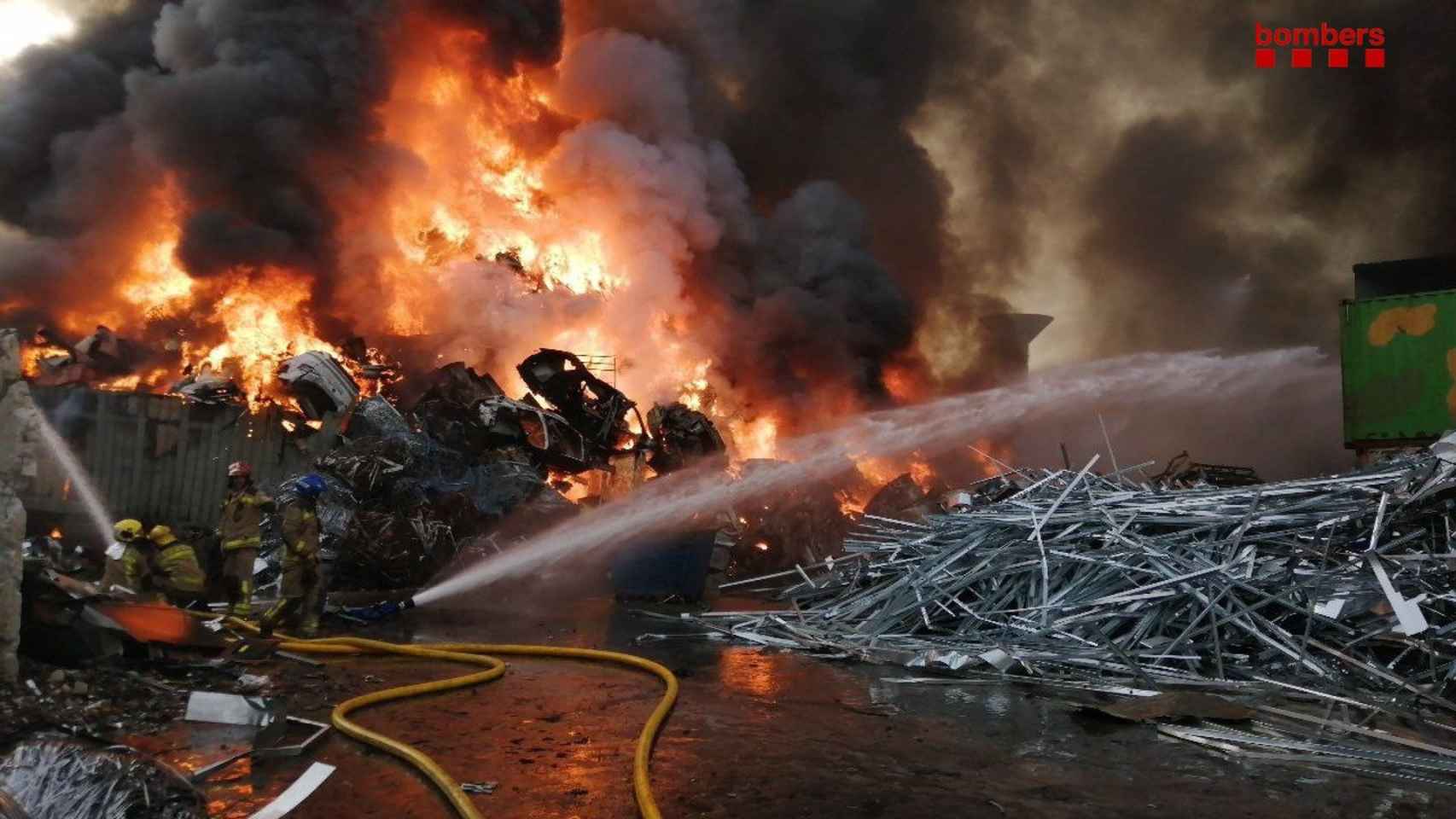 Arde una gran pila de chatarra en una planta de reciclaje en Castellbisbal (Barcelona) / BOMBERS DE LA GENERALITAT