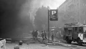 Los bomberos, trabajando en el aparcamiento del Hipercor de Barcelona tras hacer estallar ETA el coche-bomba el 19 de junio de 1987 / EFE