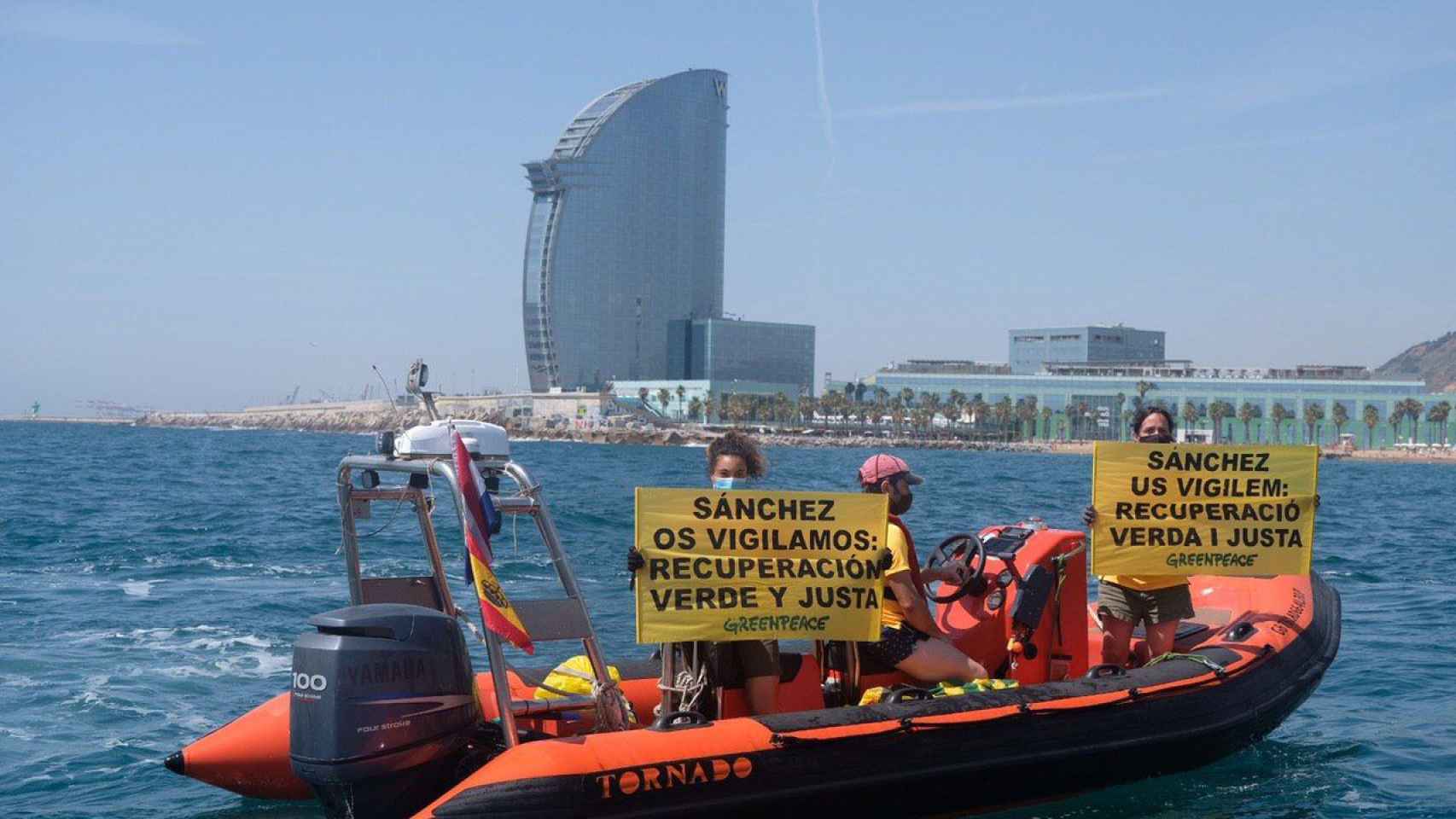 Activistas de Greenpeace que participaron durante la protesta en Barcelona / GREENPEACE