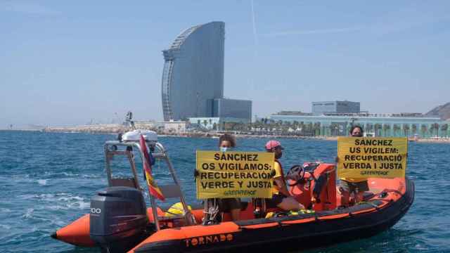 Activistas de Greenpeace que participaron durante la protesta en Barcelona / GREENPEACE