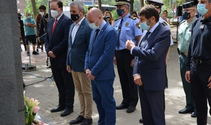 Los tenientes de Alcaldía Jaume Collboni y Albert Batlle en el Monumento a las víctimas del terrorismo de Barcelona / AYUNTAMIENTO DE BARCELONA