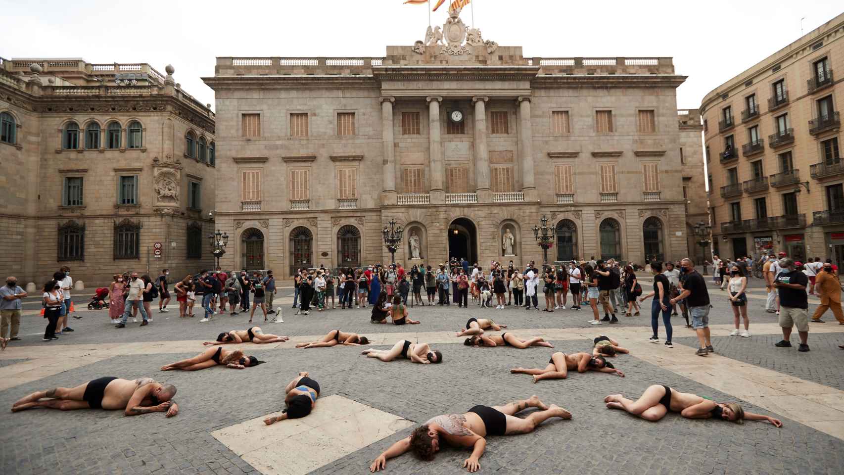 Un grupo de personas semidesnudas de la asociación de animales AnimaNaturalis protesta este domingo frente al ayuntamiento de Barcelona para exigirle que deje de usar pirotecnia con sonido / EFE