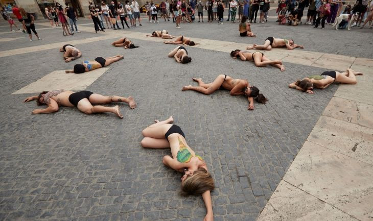 Un grupo de personas semidesnudas de la asociación de animales AnimaNaturalis protesta este domingo frente al ayuntamiento de Barcelona para exigirle que deje de usar pirotecnia con sonido / EFE - Alejandro García