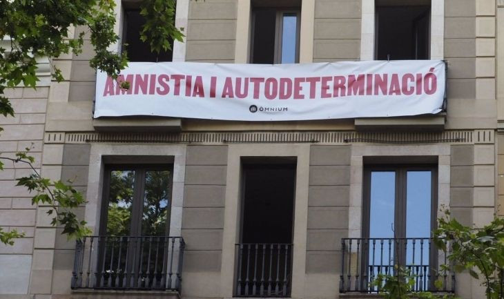 Òmnium despliega una pancarta ante el Liceu para pedir a Sánchez amnistía y autodeterminación / ÒMNIUM CULTURAL