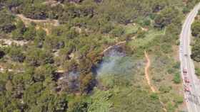 Los Bomberos trabajan en un incendio de matorrales en Gavá / BOMBERS BARCELONA
