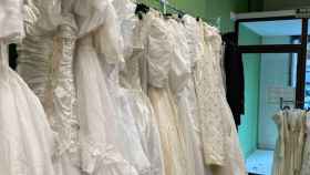 Vestidos de novia de segunda mano en una de las tiendas de Barcelona / HUMANA