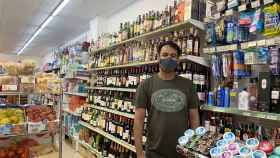 Rustem posa en el interior del supermercado más famoso de Barcelona en Tiktok / METRÓPOLI