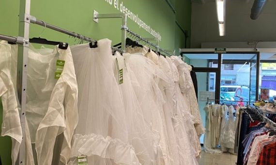 Vestidos de novia de segunda mano en una de las tiendas de Barcelona / HUMANA