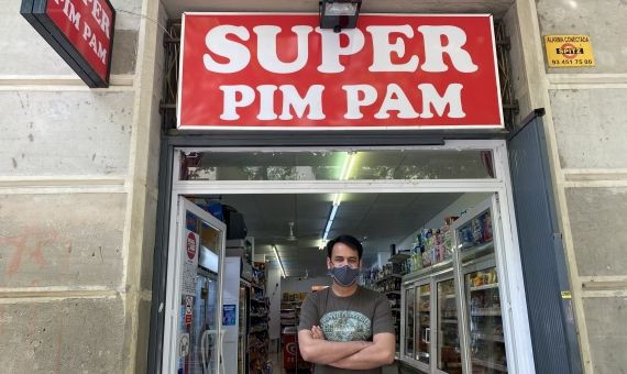 Rustem posa en la puerta del supermercado Pim Pam / METRÓPOLI
