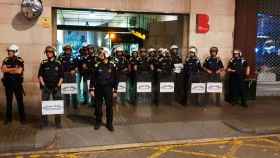 Antidisturbios de la Guardia Urbana ante el cuartel de Ciutat Vella / CG
