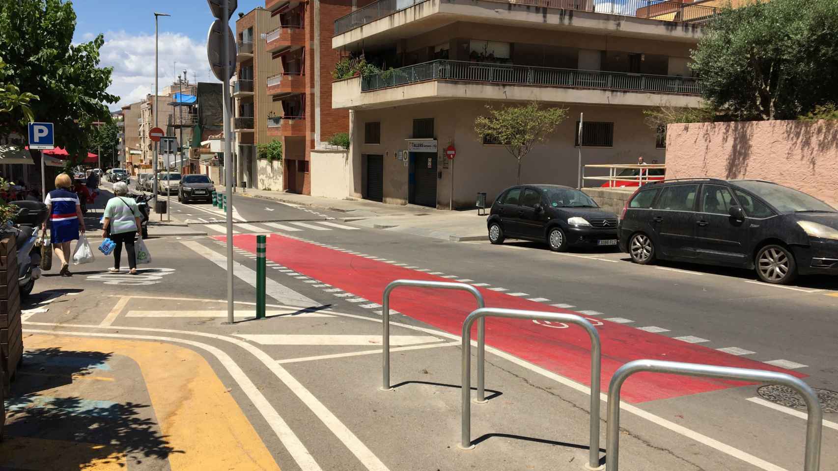 Carril bici junto a una confluencia pacificada en Sant Feliu / RP