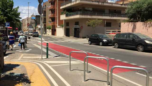 Carril bici junto a una confluencia pacificada en Sant Feliu / RP