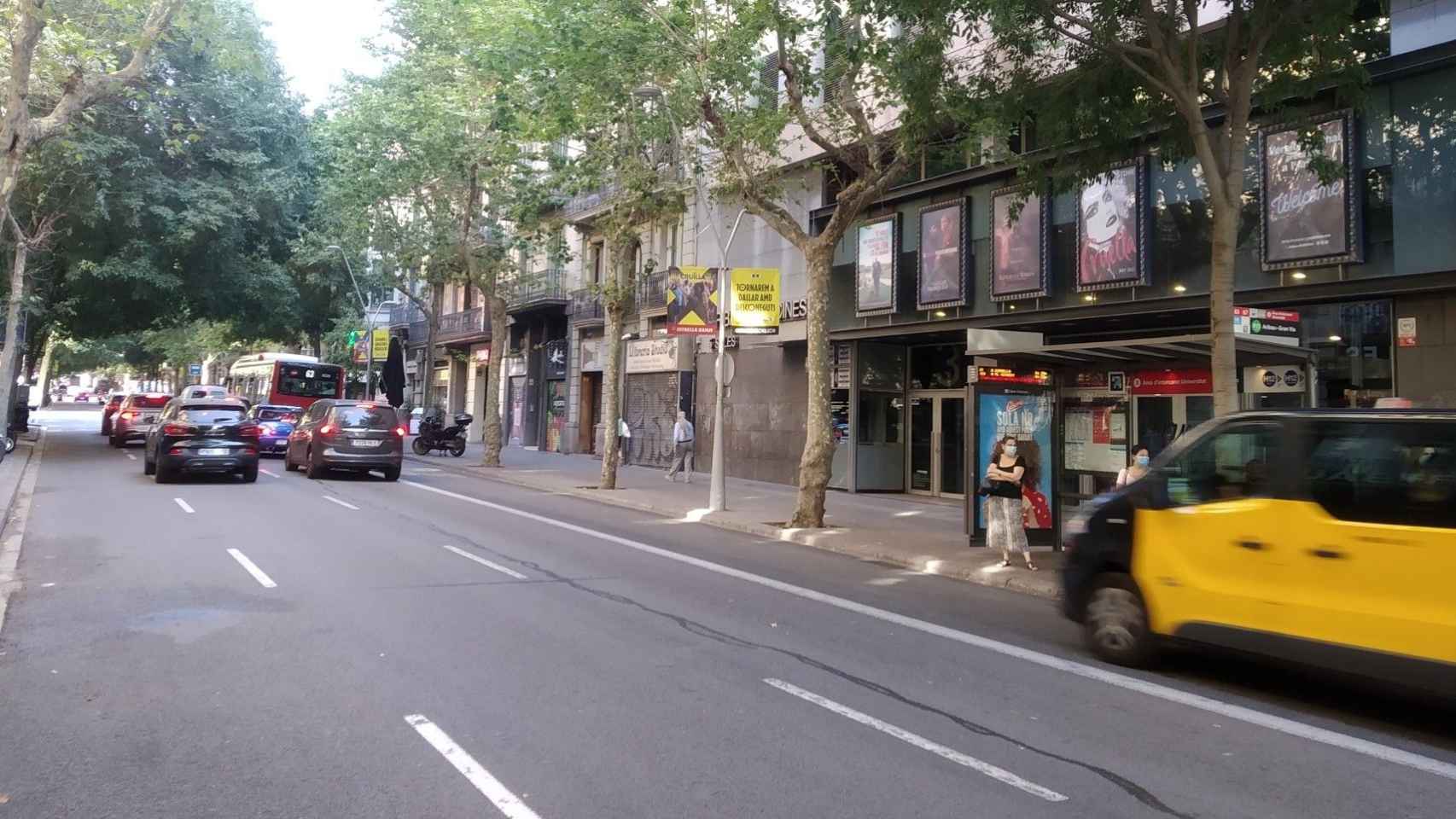 La calle de Aribau, entre Gran Via y Diputació, con los cines a la derecha / METRÓPOLI - JORDI SUBIRANA
