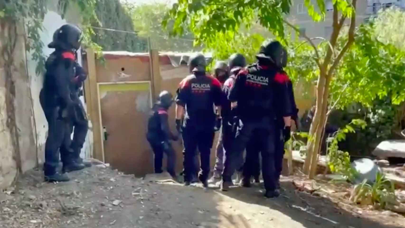 Los Mossos d'Esquadra desmantelando un punto de venta de drogas en Montjuïc / MOSSOS D'ESQUADRA