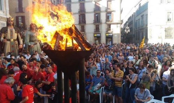 Recibimiento de la Flama del Canigó en la plaça Sant Jaume / AJUNTAMENT DE BARCELONA