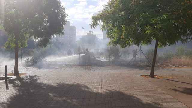 Bomberos apagando el incendio por pirotecnia en un solar de la Mina, en Sant Adrià de Besòs / METRÓPOLI