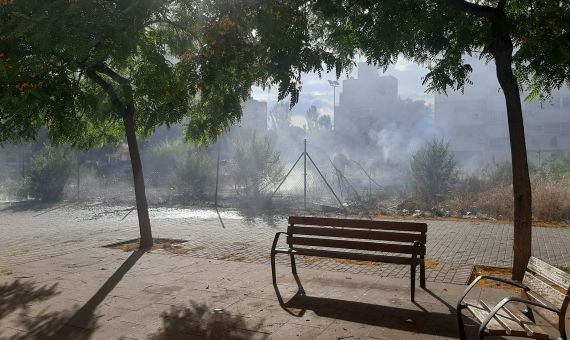 Bomberos apagando el incendio por pirotecnia en un solar de la Mina, en Sant Adrià de Besòs / METRÓPOLI