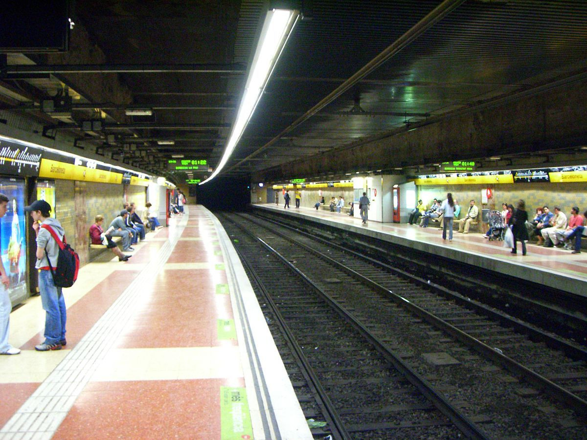 Parada de metro de Barceloneta en la L4
