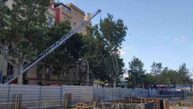 Imágenes del rescate a un obrero que cayó de una altura de cinco metros en Sant Martí / BOMBERS DE BARCELONA