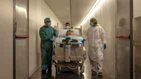 Una mujer, ingresada en el Hospital del Mar de Barcelona durante la pandemia del covid-19 / EFE
