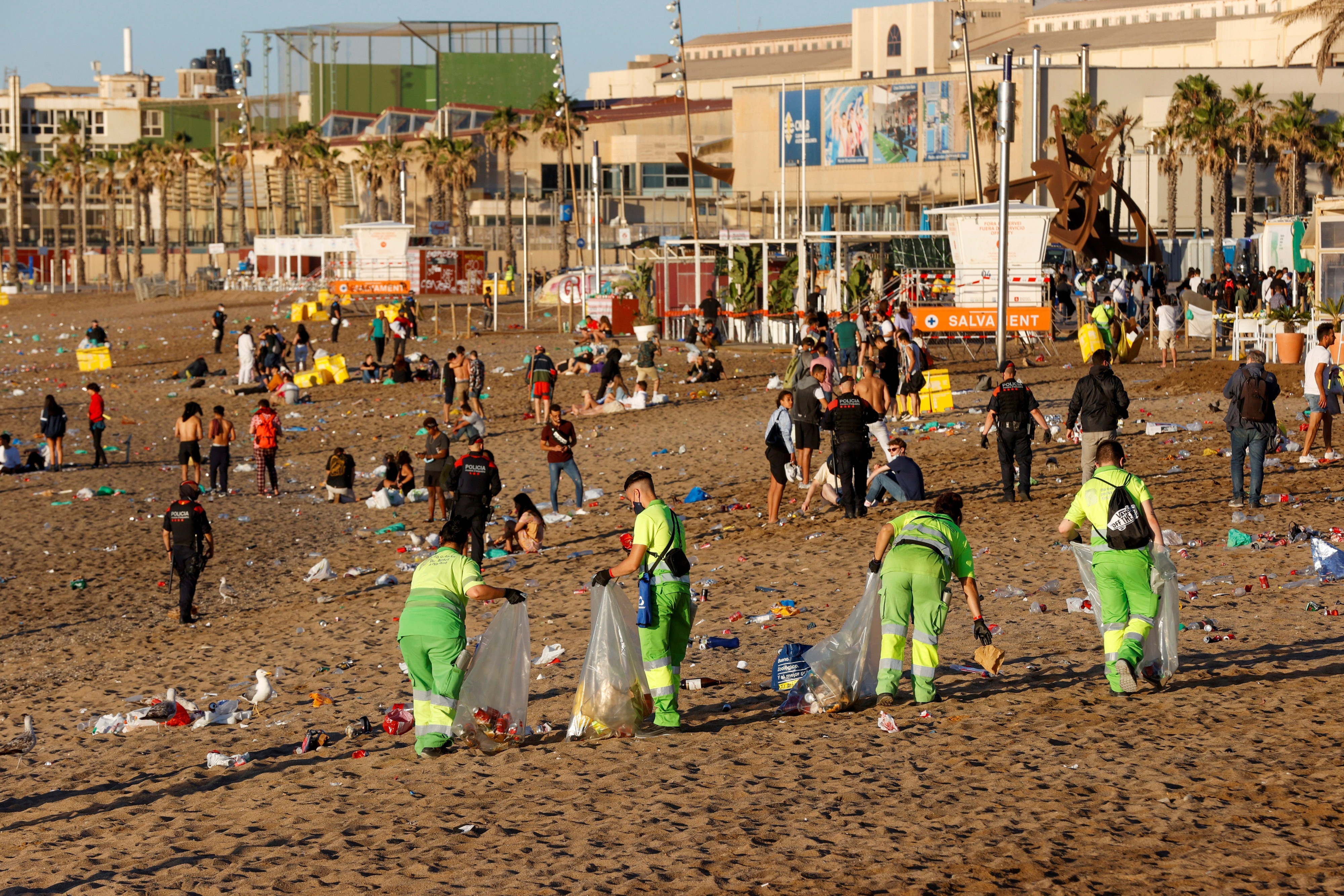 Limpieza de las playas de Barcelona tras la noche de Sant Joan / EFE -TONI ALBIR