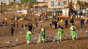 Limpieza de las playas de Barcelona tras la noche de Sant Joan / EFE -TONI ALBIR