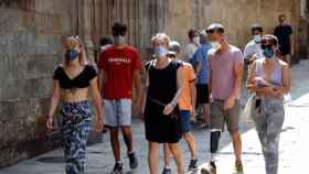 Turistas con mascarilla en el barrio Gòtic / EFE