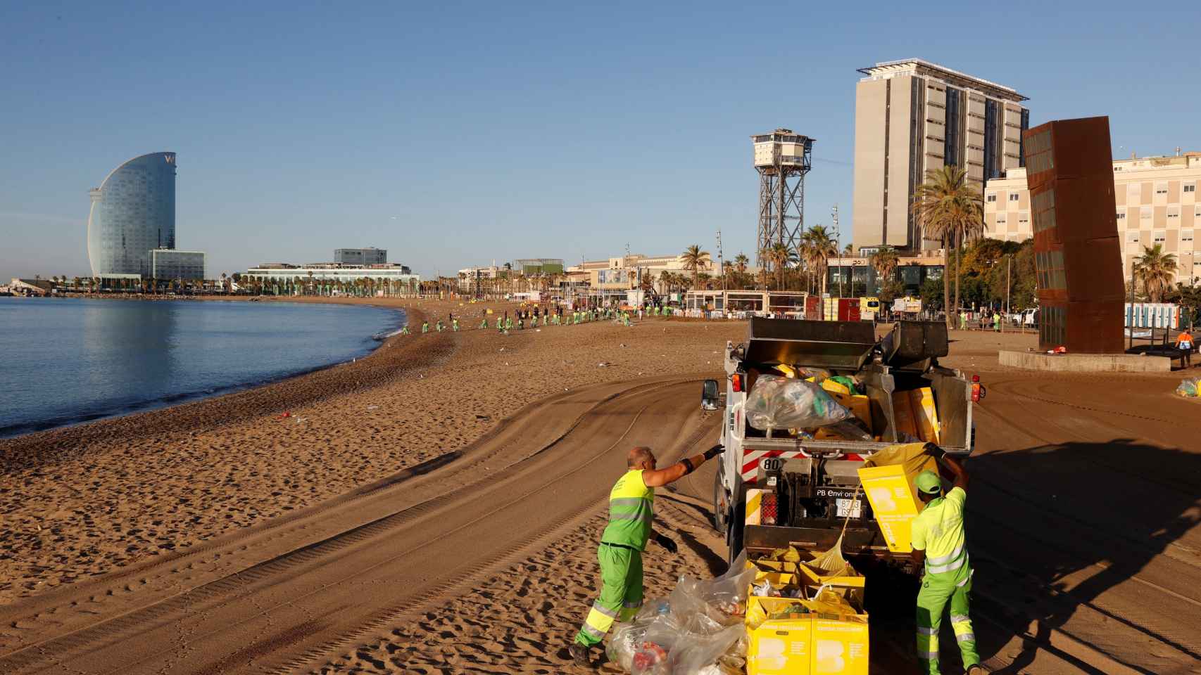 Operarios limpian una playa de Barcelona tras la verbena de Sant Joan / EFE -TONI ALBIR