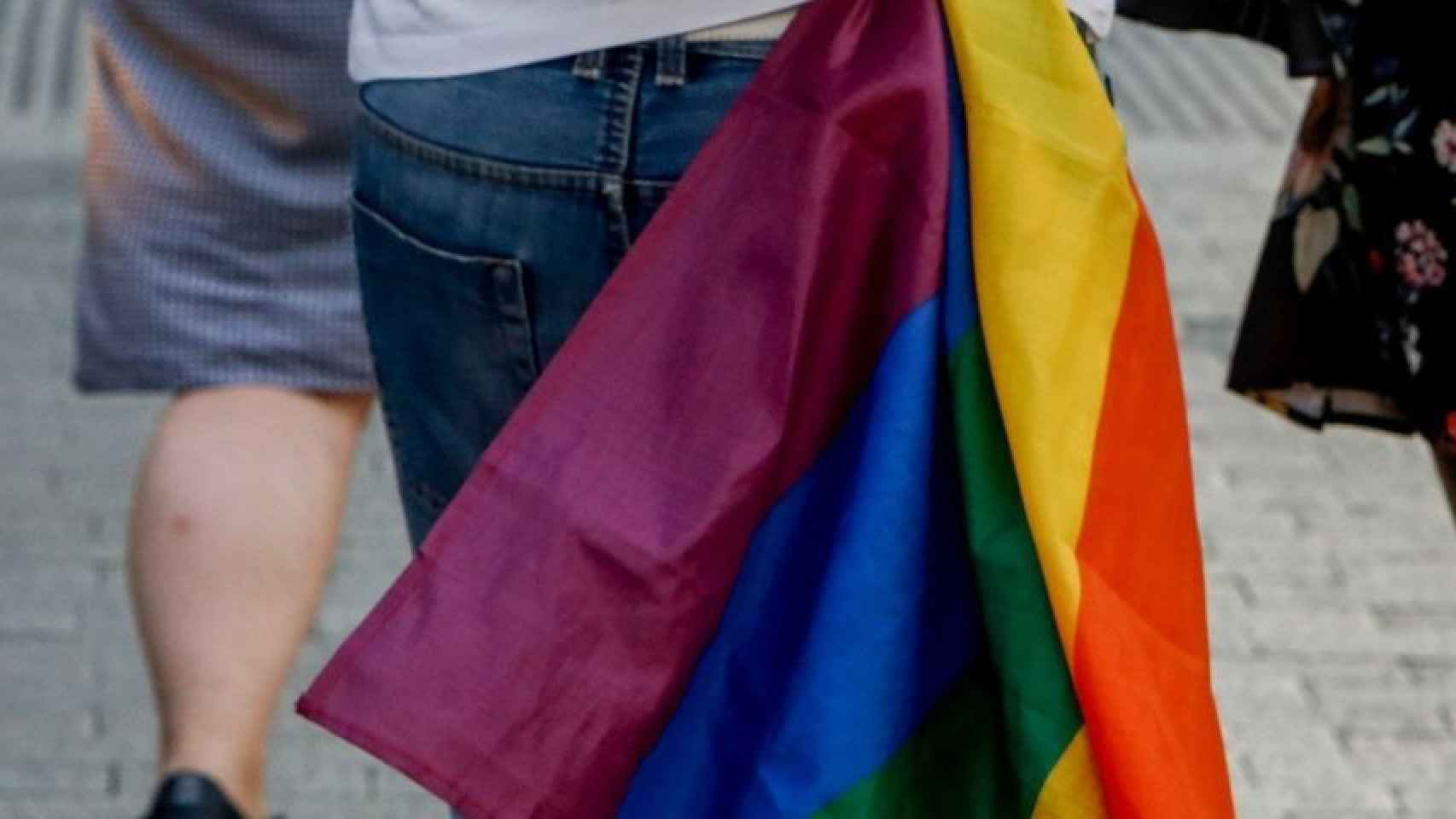 Un joven lleva una bandera LGTBI en Barcelona, donde se ha producido una nueva agresión homófoba con dos jóvenes heridos / EUROPA PRESS