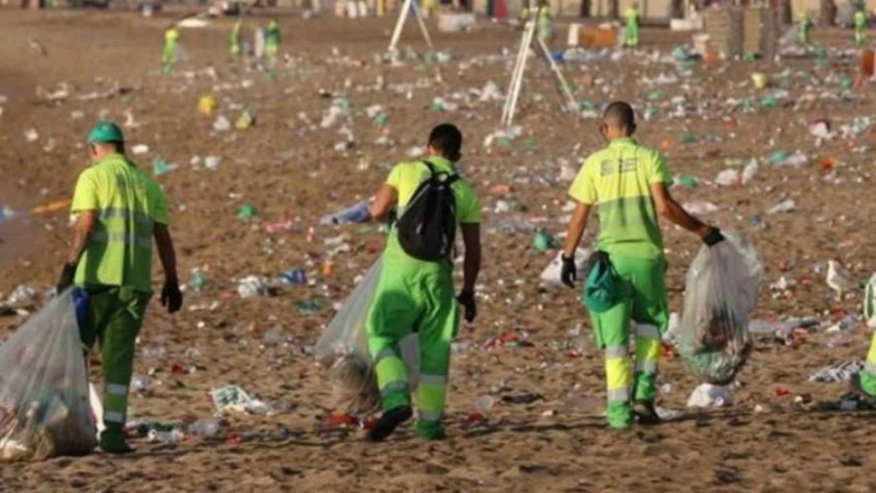 Limpieza de las playas de Barcelona, un 24 de junio, tras una verbena de Sant Joan / EFE