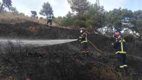 Bomberos trabajan en la extinción del incendio en Collserola / BOMBERS DE BARCELONA