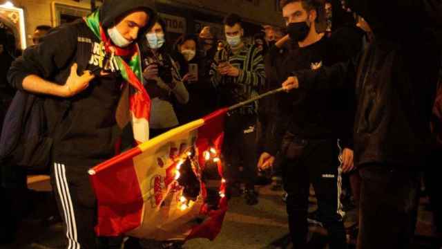 Queman una bandera española durante una protesta convocada por los CDR / EFE