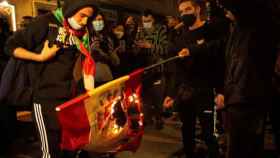 Queman una bandera española durante una protesta convocada por los CDR / EFE