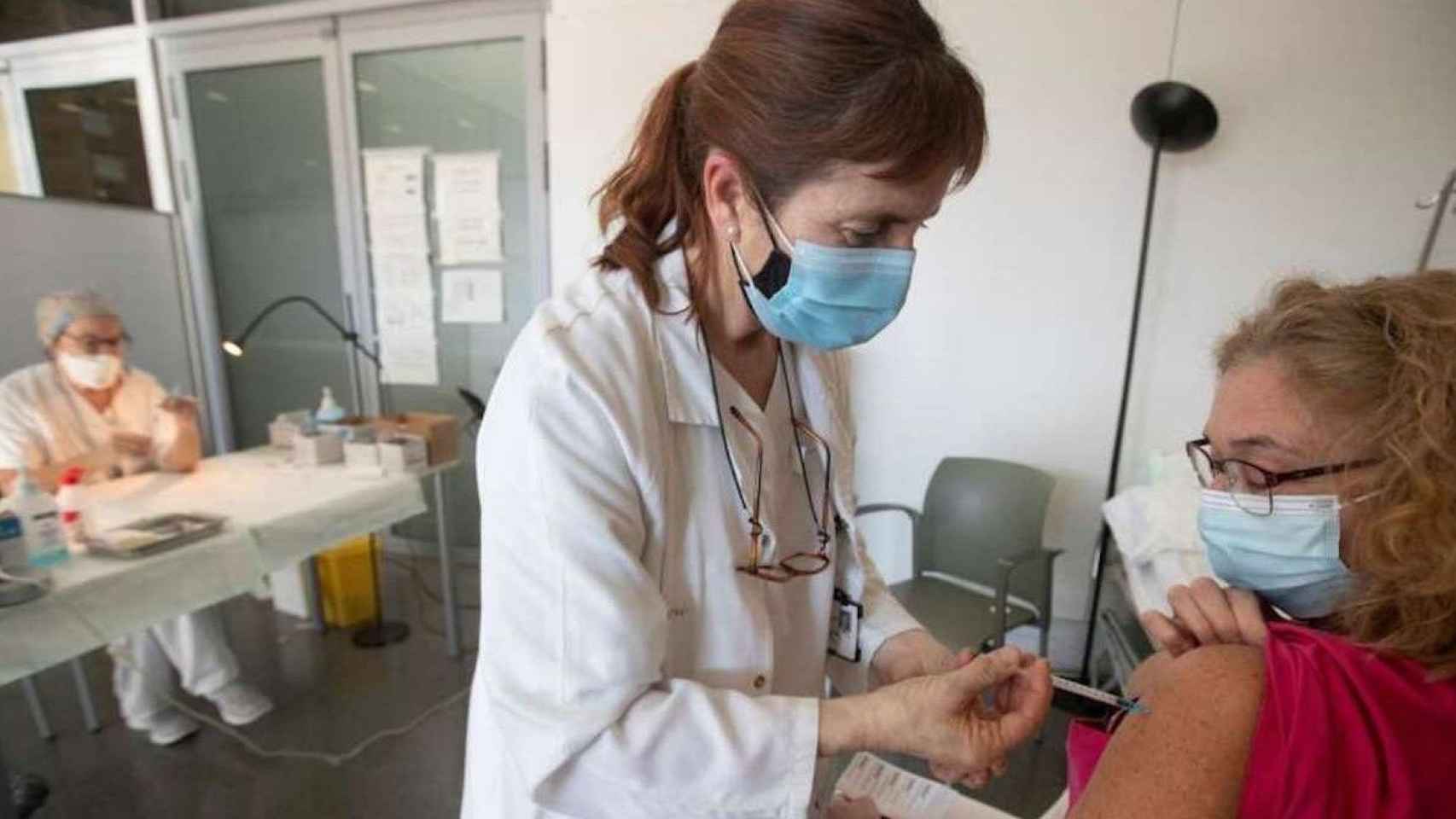 Una enfermera pone una vacuna en Barcelona / EFE - ARCHIVO